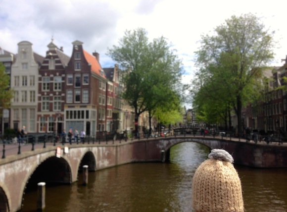 globe-t-bonnet-voyageur-travelling-winter-hat-amsterdam-canaux-canals3