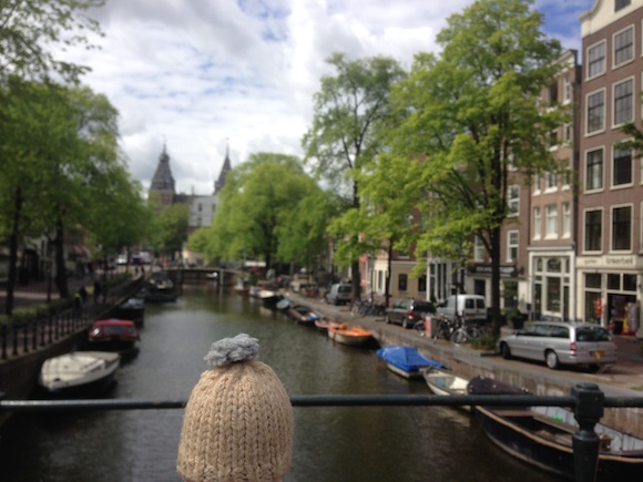 globe-t-bonnet-voyageur-travelling-winter-hat-amsterdam-canaux-canals5