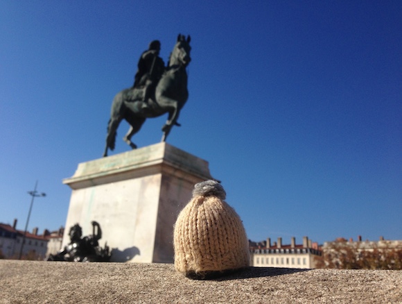 globe-t-bonnet-voyageur-travelling-winter-hat-lyon-place-bellecour-statue-cheval