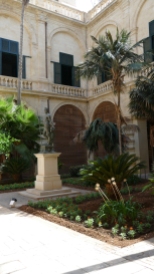globe-t-bonnet-voyageur-malte-grandmaster-palace-courtyard-fontaine1
